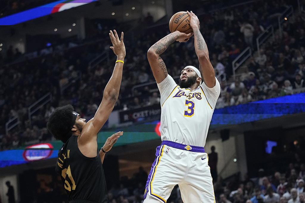 Anthony Davis (#3) of the Los Angeles Lakers shoots in the game against the Cleveland Cavaliers at Rocket Mortgage FieldHouse in Cleveland, Ohio, November 25, 2023. /CFP
