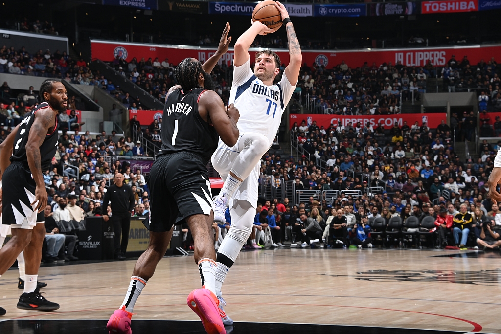 Luka Doncic (#77) of the Dallas Mavericks shoots in the game against the Los Angeles Clippers at Crypto.com Arena in Los Angeles, California, November 25, 2023. /CFP