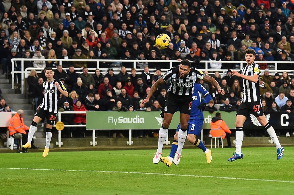 Jamaal Lascelles (C) of Newcastle United scores a header in the Premier League game against Chelsea at St. James's Park in Newcastle, England, November 25, 2023. /CFP