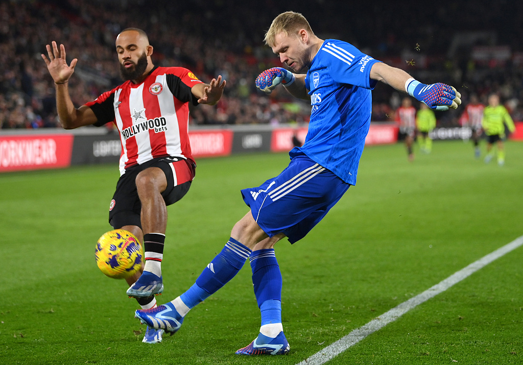 Goalkeeper Aaron Ramsdale (R) of Arsenal clears the ball out in the Premier League game against Brentford at Gtech Community Stadium in London, England, November 25, 2023. /CFP