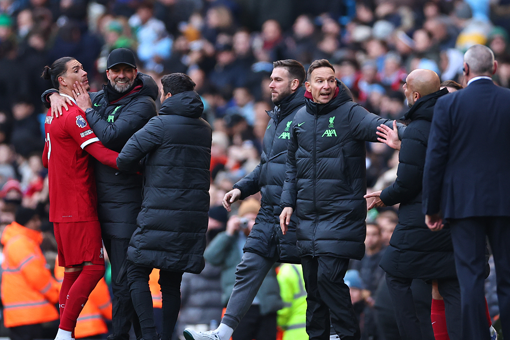 Darwin Nunez (L) of Liverpool argues with Pep Guardiola, manager of Manchester City, after the 1-1 draw at the Etihad Stadium in Manchester, England, November 25, 2023. /CFP