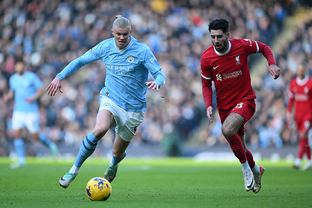 Erling Haaland (L) of Manchester City dribbles in the Premier League game against Liverpool at the Etihad Stadium in Manchester, England, November 25, 2023. /CFP