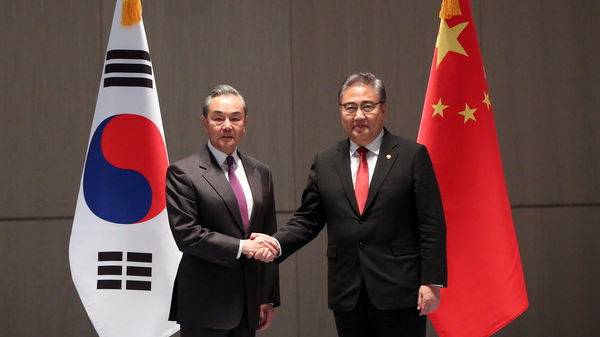 Chinese Foreign Minister Wang Yi (L), also a member of the Political Bureau of the Communist Party of China Central Committee, shakes hands with Park Jin, foreign minister of the Republic of Korea(ROK), on the sidelines of the trilateral foreign ministers' meeting between China, Japan and the ROK in Busan, ROK, November 26, 2023. /Chinese Foreign Ministry