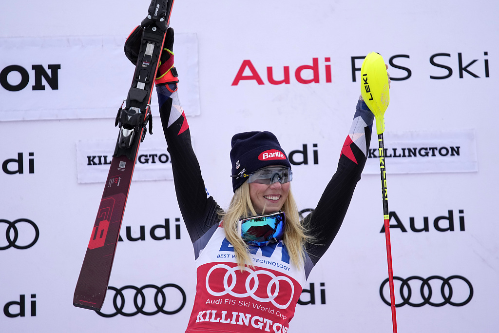 Mikaela Shiffrin of the United States celebrates her victory in a women's World Cup slalom skiing race at Killington, U.S., November 26, 2023. /CFP 