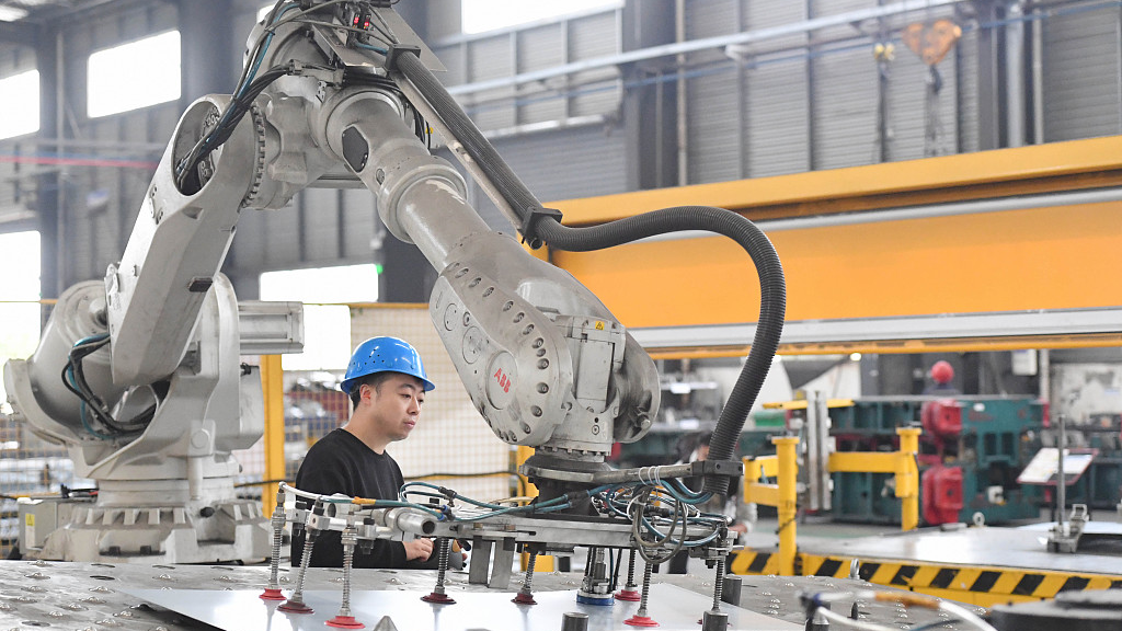 A worker repairing a robot in an automobile plant, Nanchong City, Sichuan Province, October 11, 2023. /CFP