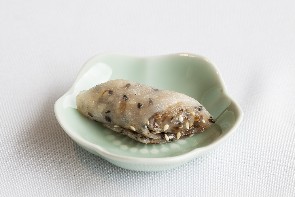 Maci, a kind of Chinese glutinous rice cake wrapped in sesame seeds, are a traditional Chinese dessert enjoyed during festivals. /CFP