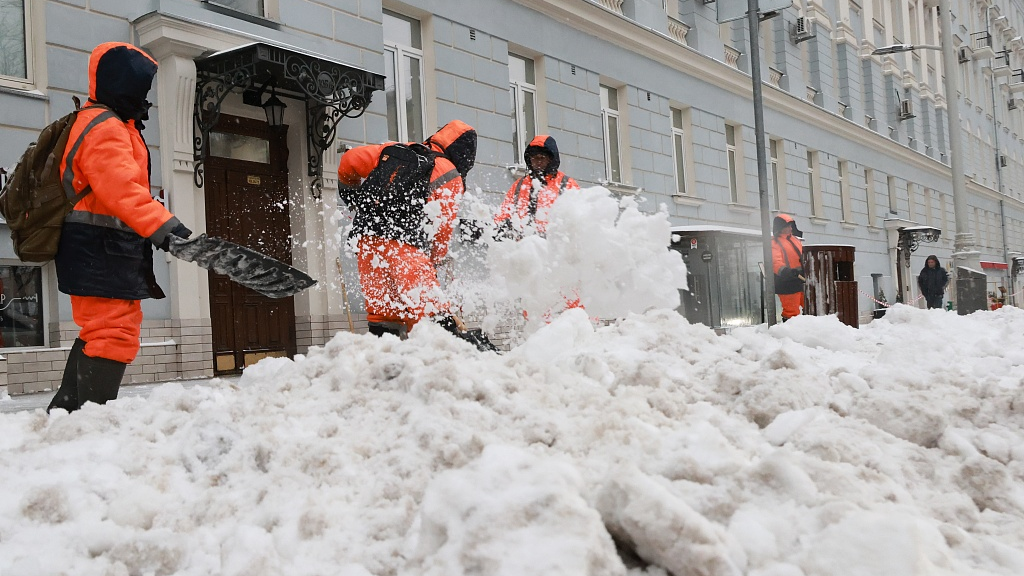 Workers shovel snow after a heavy snowfall in central Moscow, Russia, November 27, 2023. /CFP