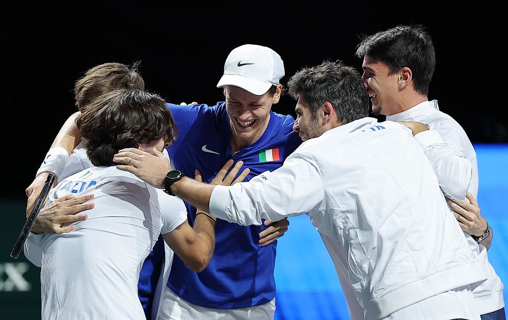 Italy's Jannik Sinner (C) and teammates celebrate winning the Davis Cup after beating Australia in Malaga, Spain, November 26, 2023. /CFP