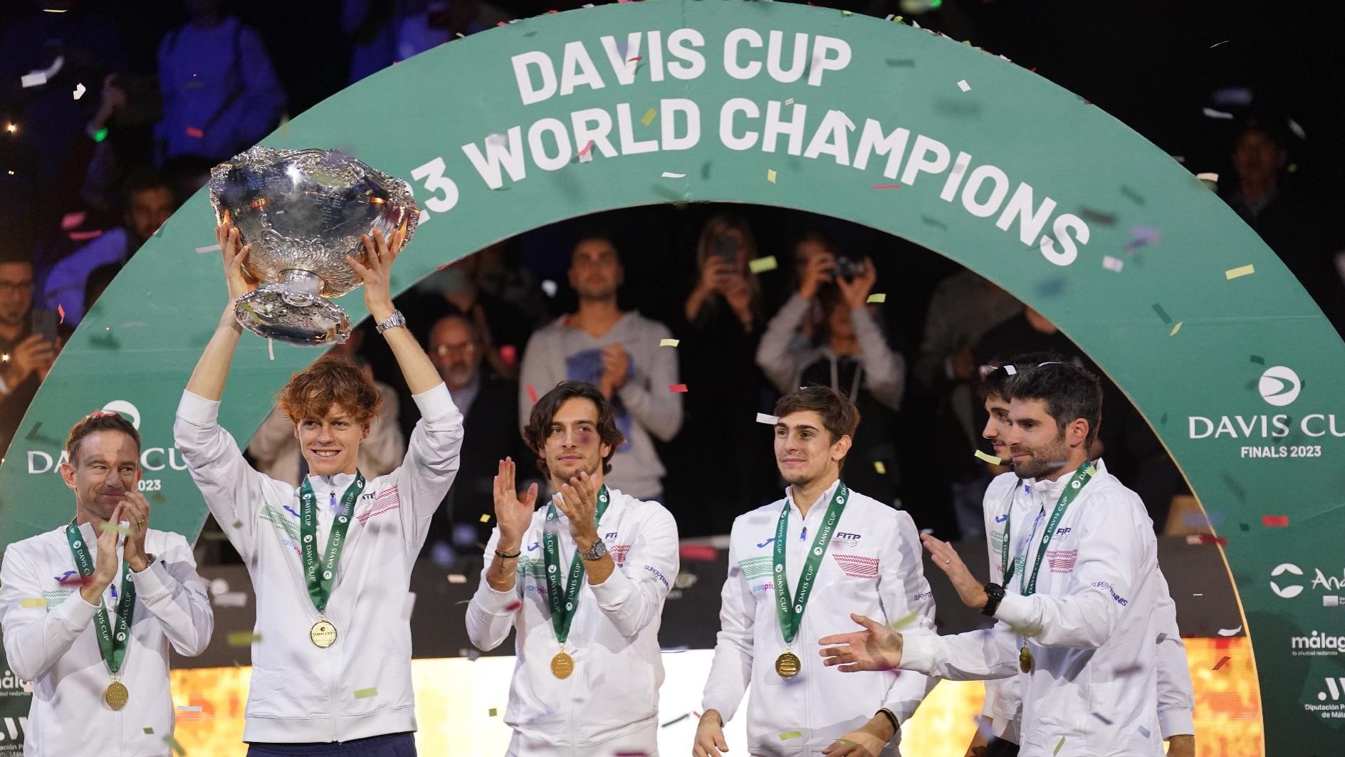 Italy's Jannik Sinner raises the trophy as he celebrates with teammates winning the Davis Cup after beating Australia in Malaga, Spain, November 26, 2023. /CFP