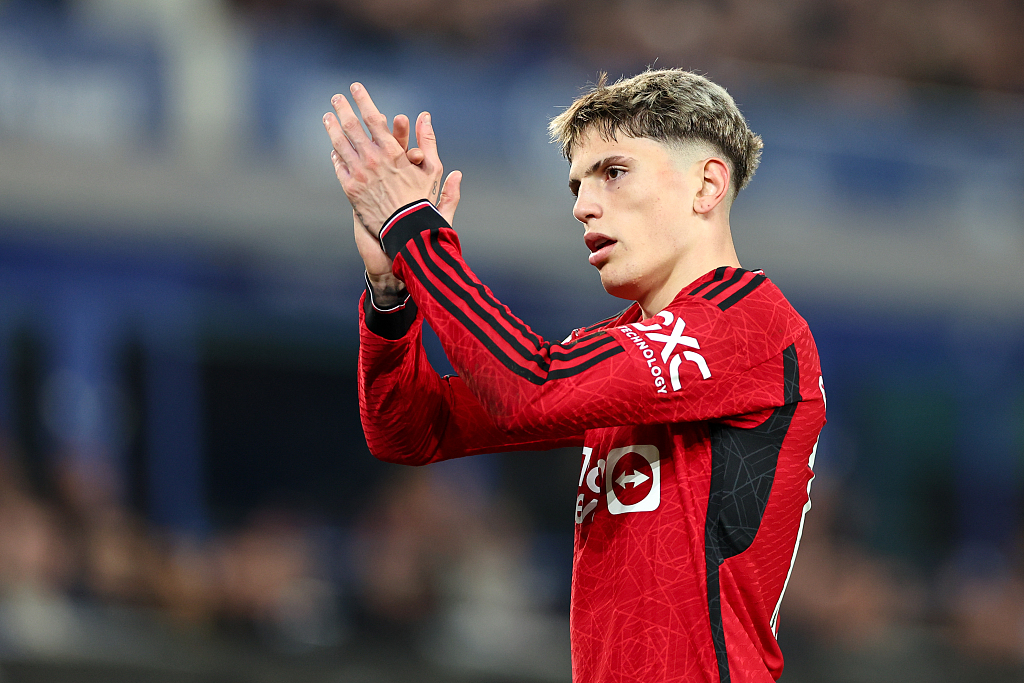 Manchester United's Alejandro Garnacho acknowledges the away fans after their win over Everton at Goodison Park in Liverpool, England, November 26, 2023. /CFP