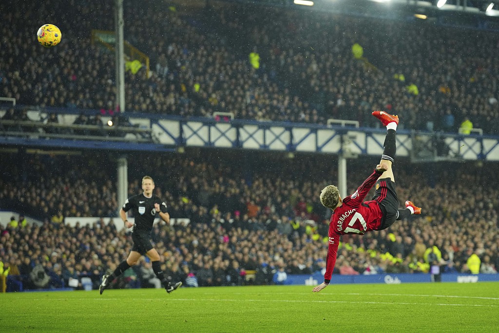 Manchester United's Alejandro Garnacho attempts an overhead kick during their clash with Everton at Goodison Park in Liverpool, England, November 26, 2023. /CFP