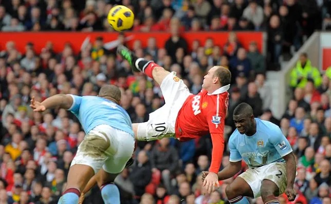 Wayne Rooney of Manchester United scores an overhead kick during their clash with Manchester City at Old Trafford in Manchester, England, February 12, 2011. /CFP