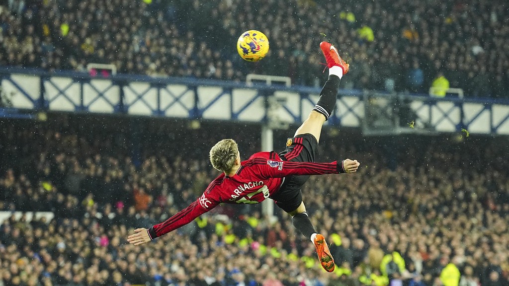 Manchester United's Alejandro Garnacho scores an overhead kick during their clash with Everton at Goodison Park in Liverpool, England, November 26, 2023. /CFP