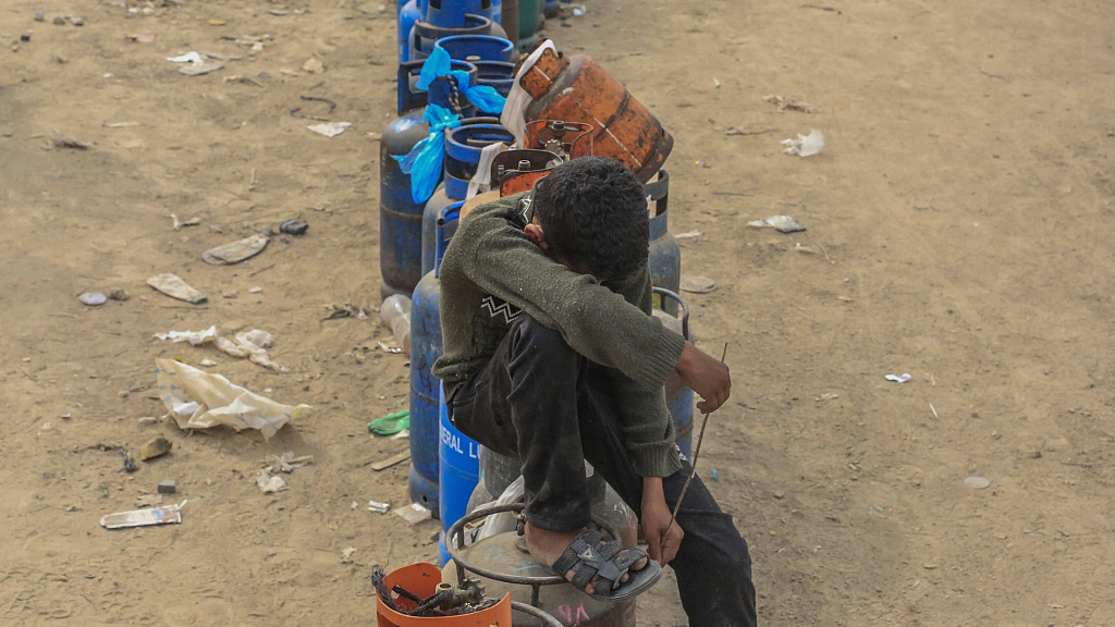 A Palestinian child queues to refill his liquid gas cylinder in Gaza, November 25, 2023. /CFP