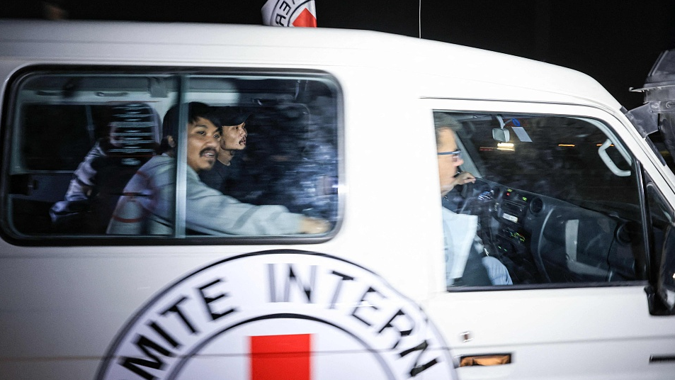 An International Red Cross vehicle carrying hostages released by Hamas drives towards the Rafah border point with Egypt ahead of their transfer to Israel, November 26, 2023. /CFP