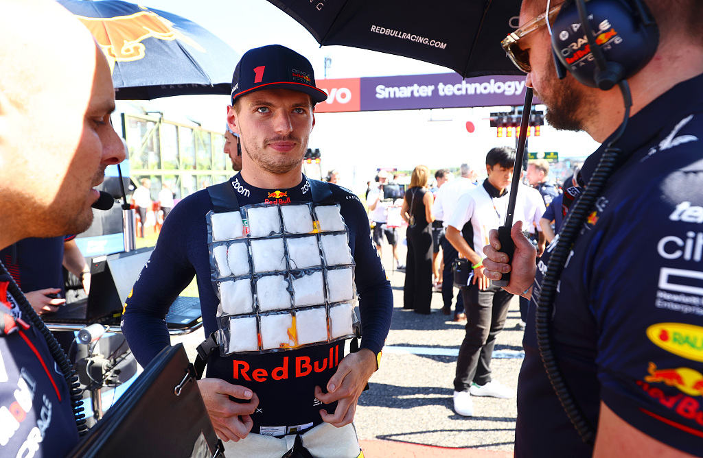 With cooling pads attached to the suits, Max Verstappen (C) prepared to drive on the grid during the F1 Grand Prix of Japan at Suzuka Circuit in Suzuka, Japan, September 24, 2023. /CFP