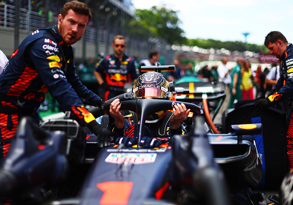 Max Verstappen (C) gets in his Red Bull Racing car prior to the F1 Grand Prix of Brazil at Autodromo Jose Carlos Pace in Sao Paulo, Brazil, November 5, 2023. /CFP