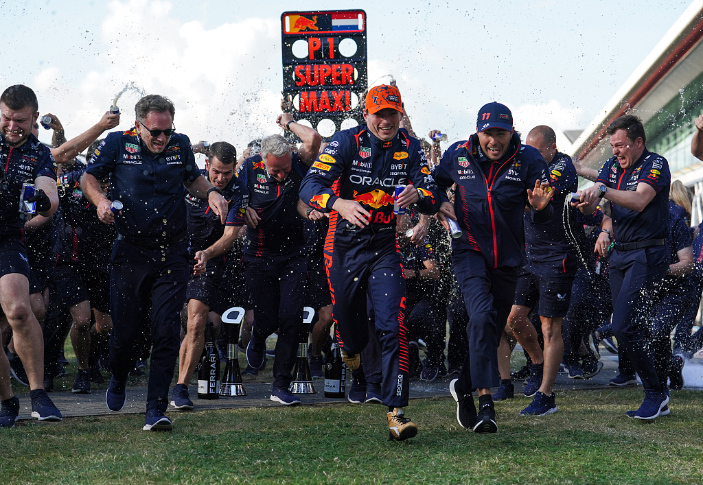 Max Verstappen (C) celebrates with the Team Red Bull Racing after winning the F1 British Grand Prix at Silverstone Circuit in Northampton, England, July 8, 2023. /CFP