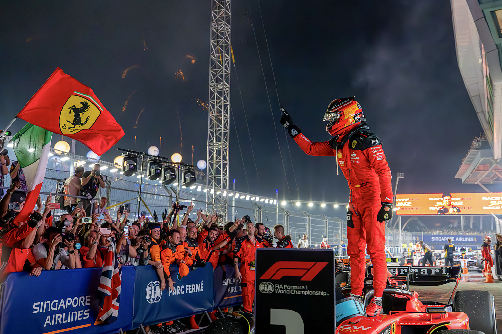 Carlos Sainz of Ferrari celebrates his win in the F1 Grand Prix of Singapore at Marina Bay Street Circuit in Singapore, September 17, 2023. /CFP 