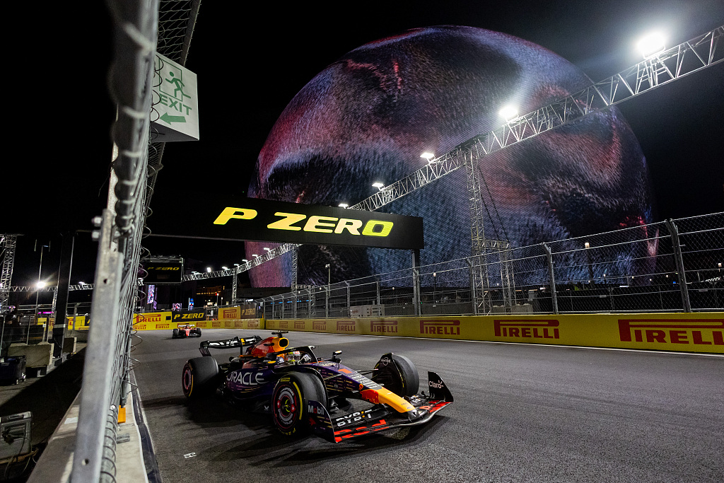 Max Verstappen drives by the Sphere during the F1 Grand Prix of Las Vegas at the Las Vegas Street Circuit in Las Vegas, U.S., November 18, 2023. /CFP 