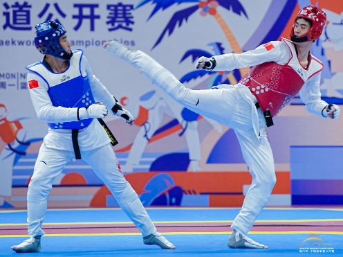 China's Tang Hao (L) and Zhao Jiongpu fight in the men's 87kg final during the China Open Taekwondo Championships in Haikou, China, November 27, 2023. /Chinese Taekwondo Association