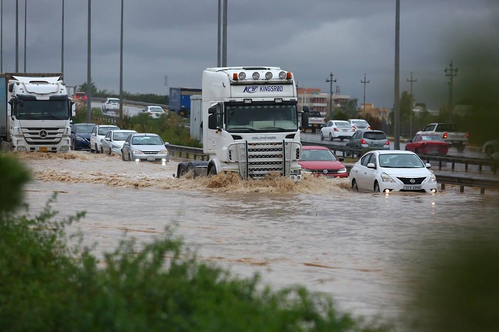 Vehicles try to move on flooded roads as heavy rain causes flooding in Erbil, Iraq, November 20, 2023. /CFP