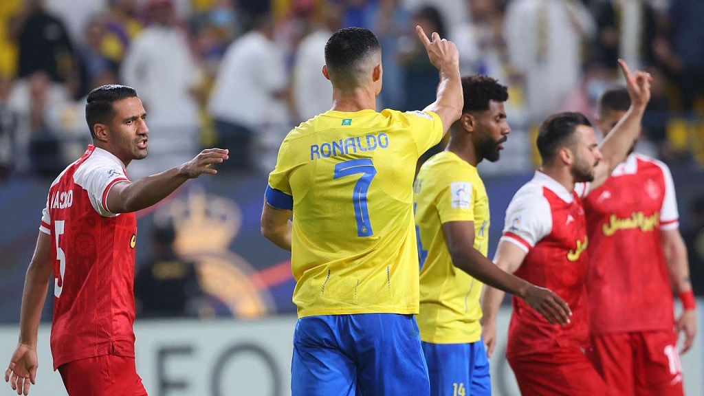 Al-Nassr captain Cristiano Ronaldo tells referee Ma Ning that there was no foul and no need for a penalty during their clash with Persepolis at the Al-Awwal Stadium in Riyadh, Saudi Arabia, November 27, 2023. /CFP