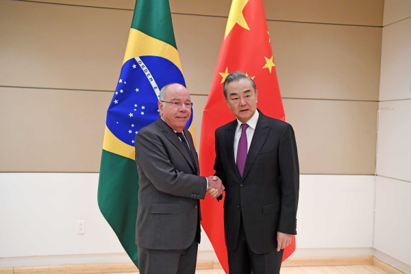 Chinese Foreign Minister Wang Yi (R) shakes hands with his Brazilian counterpart, Mauro Vieira, in New York, the U.S., November 28, 2023. /Chinese Foreign Ministry