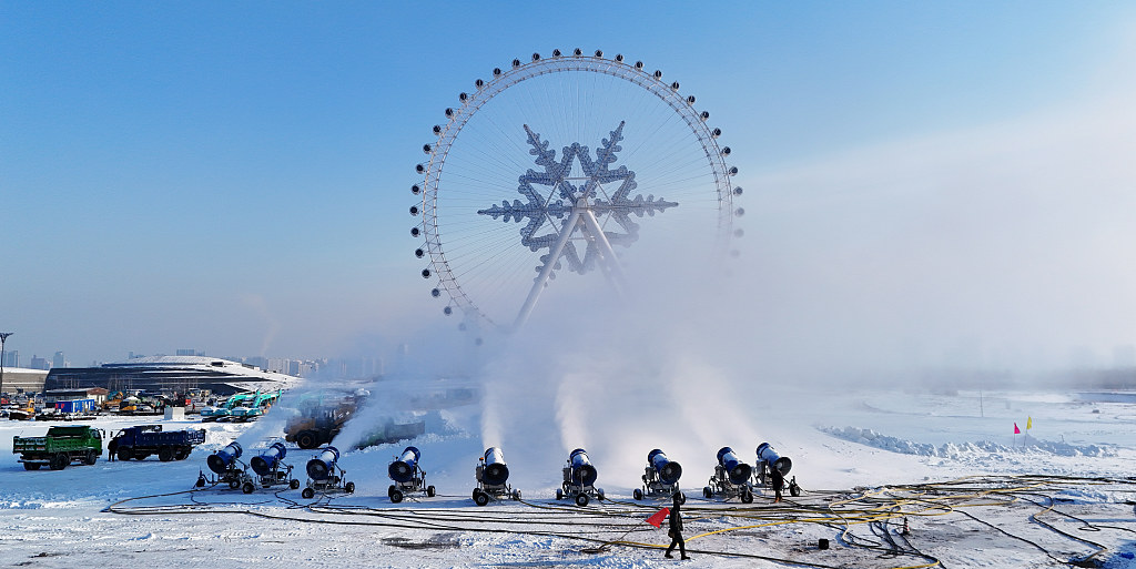 Photo taken on November 26, 2023 shows snow machines making snow at the Ferris wheel at Harbin Ice and Snow World, Heilongjiang Province. /CFP