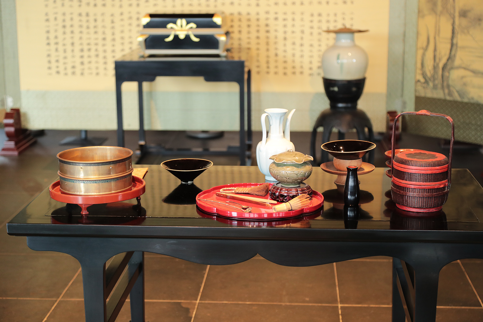 Tea ware is seen on display at the reconstructed Chonghua Hall of the Deshou Palace Ruins Museum in Hangzhou, Zhejiang Province, showcasing the elegant lifestyle of the Southern Song Dynasty. /CGTN