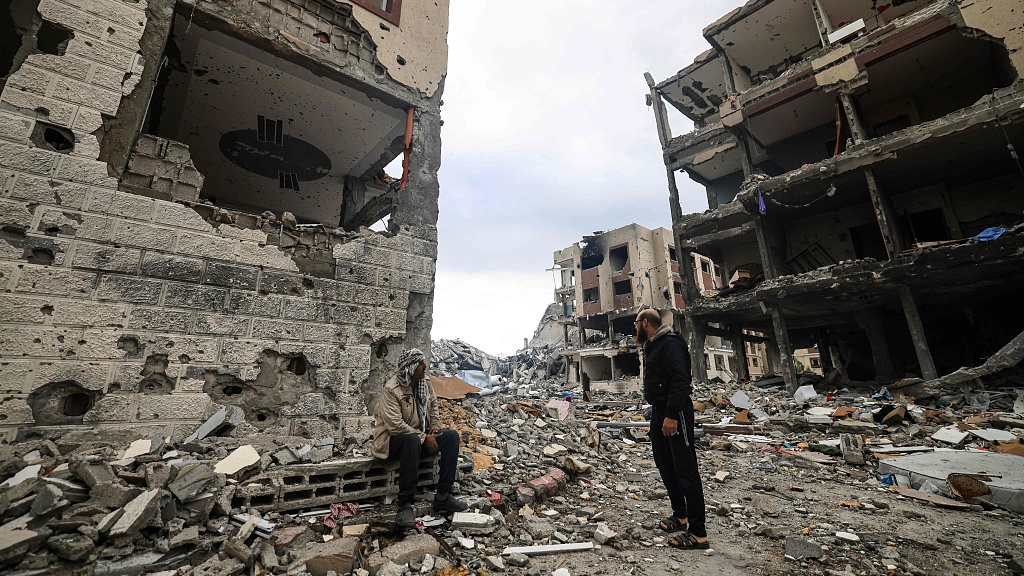 Palestinians inspect the destruction caused by Israeli strikes in Wadi Gaza, in the central Gaza Strip on November 28, 2023, amid a truce in battles between Israel and Hamas. /CFP