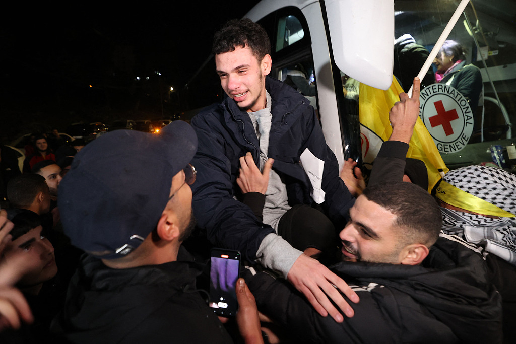 Newly released Palestinian prisoners disembark a Red Cross bus after they were freed from Israeli jails in exchange for Israeli hostages released by Hamas from the Gaza Strip, in Ramallah, West Bank, November 28, 2023. /CFP