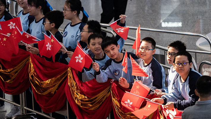 Local students welcome the arrival of the delegation of China's manned space program in Hong Kong, China, November 28, 2023. /CFP