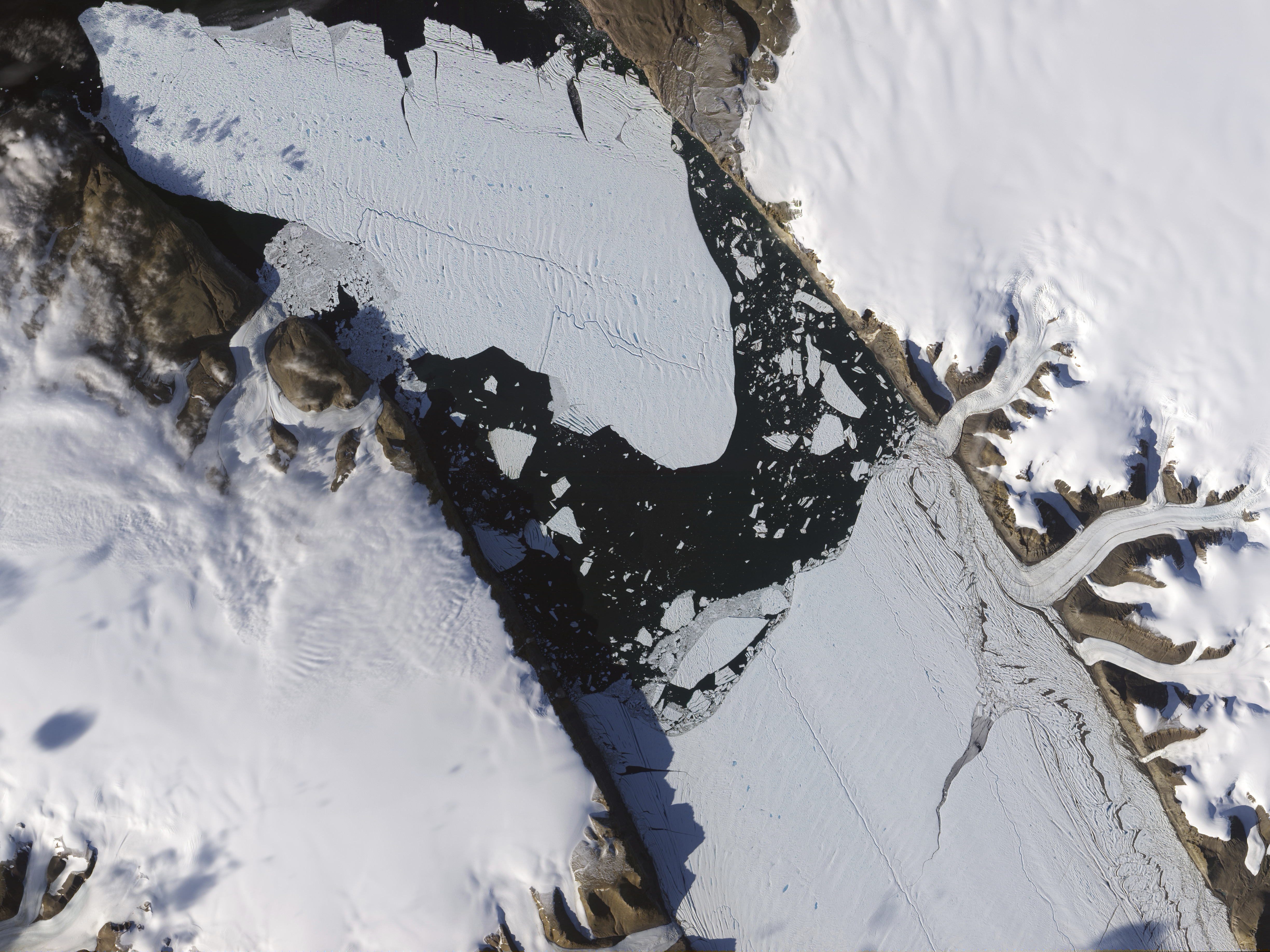 Image provided by NASA Earth Observatory shows a piece of the Petermann Glacier cracked in Greenland. /AP 