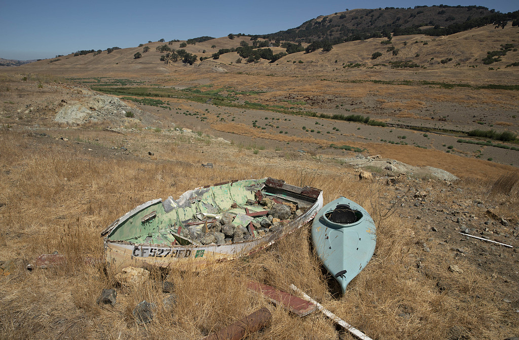 A boat abandoned on a dried river bank in Santa Clara County, California, on August 8, 2022. Reports show that the large coverage and long duration of drought conditions across the U.S. set several records in 2022. /CFP