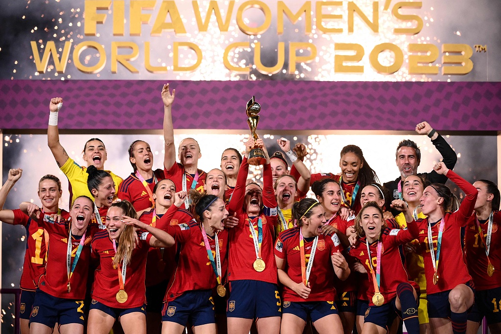 Spain's players celebrate with the trophy after winning the FIFA Women's World Cup final between Spain and England at Stadium Australia in Sydney, Australia, August 20, 2023. /CFP