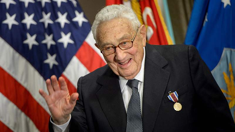 Former U.S. Secretary of State Henry Kissinger waves after receiving an award during a ceremony at the Pentagon honoring his diplomatic career in Washington, U.S., May 9, 2016. /CFP