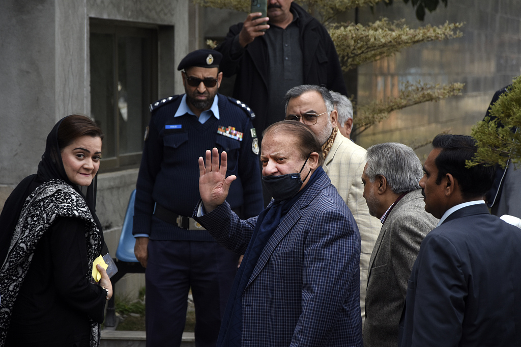 El ex primer ministro paquistaní Nawaz Sharif (centro) llega a la Corte Suprema en Islamabad, Pakistán, el 29 de noviembre de 2023. /CFP