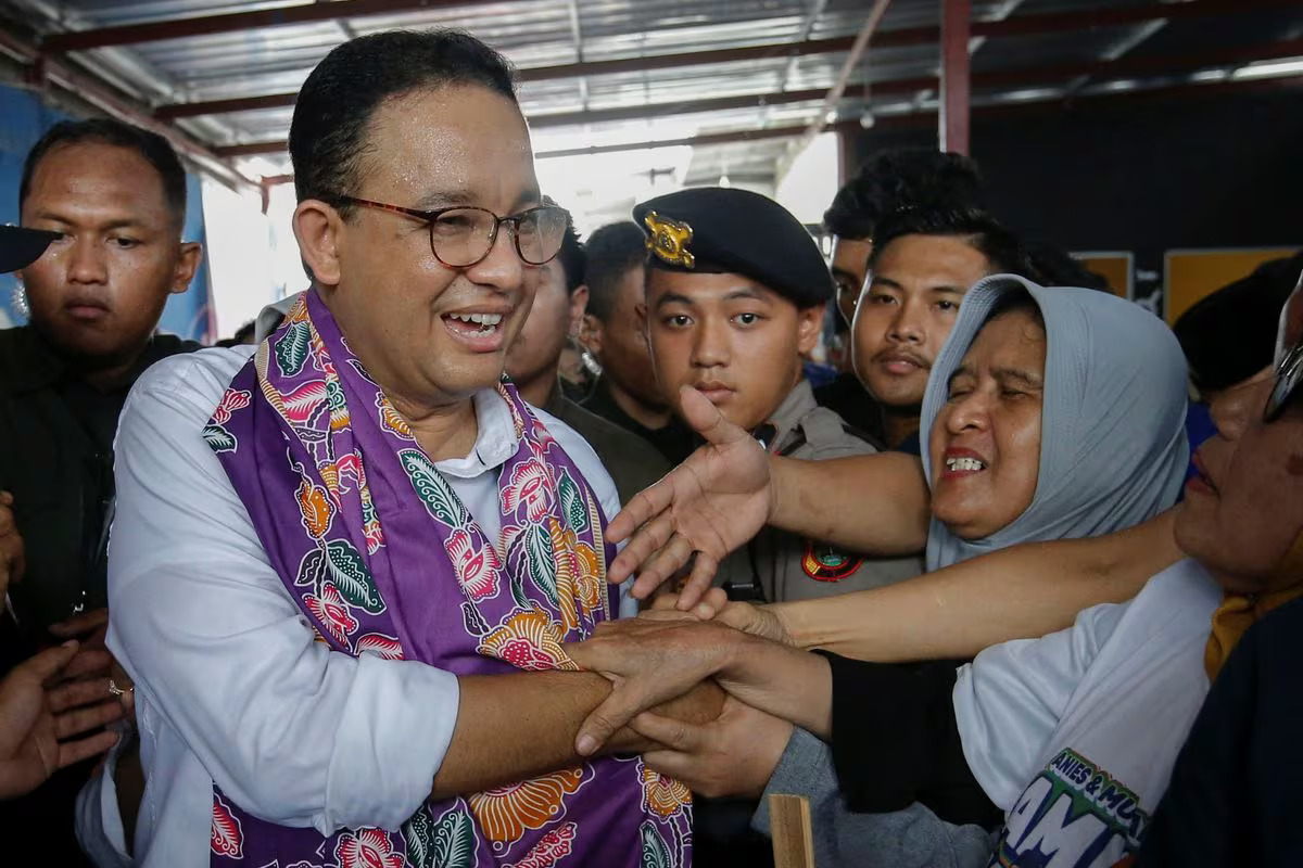 El candidato presidencial Anies Baswedan estrecha la mano de sus partidarios en un mitin electoral en Yakarta, Indonesia, el 28 de noviembre de 2023. / Reuters