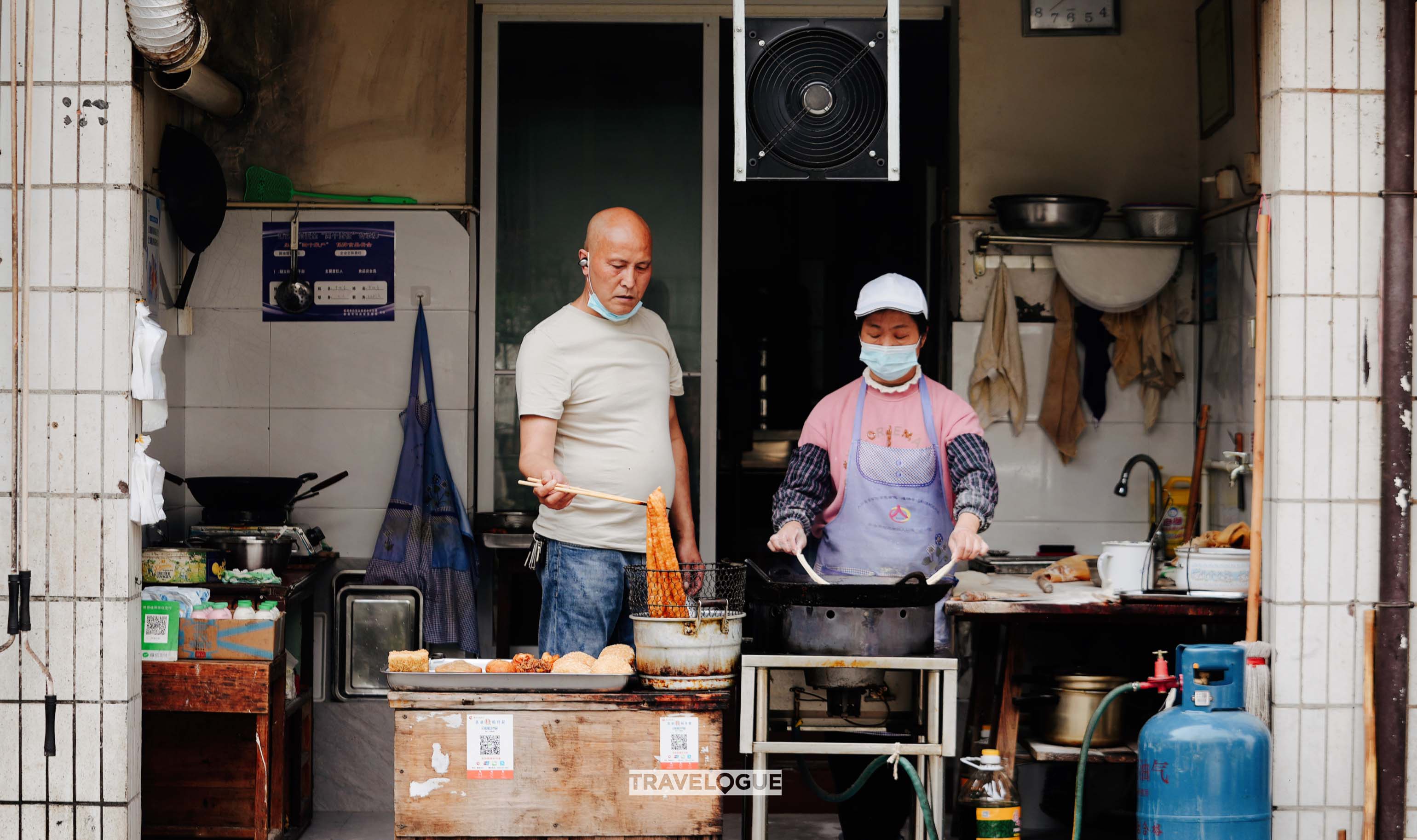 Vendors make breakfast in Huangshan, Anhui Province. /CGTN