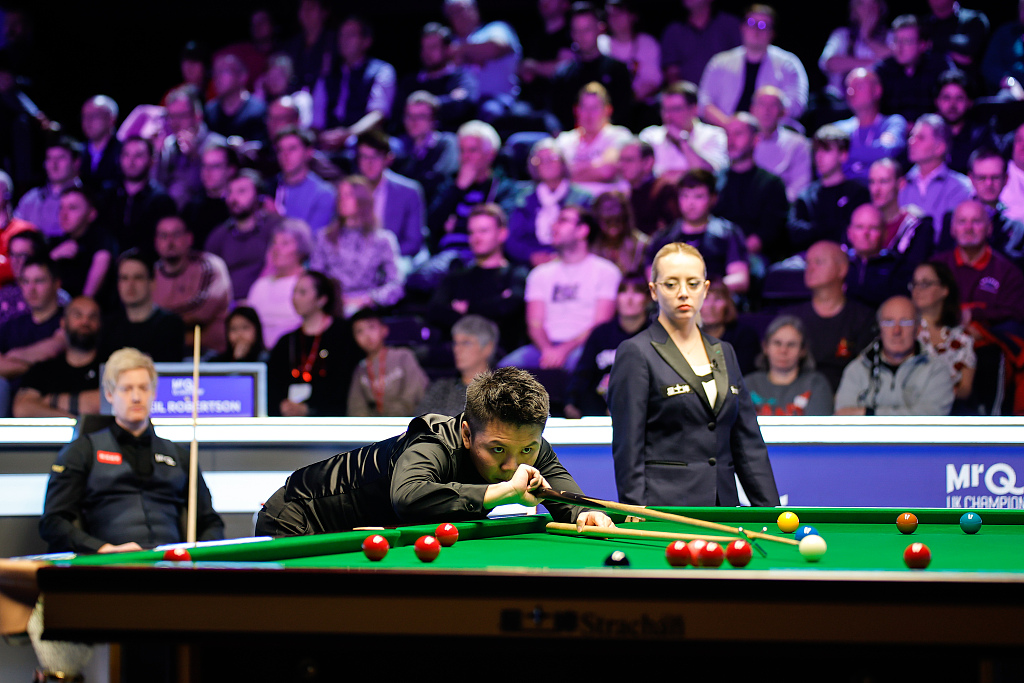 Zhou Yuelong during the first round of the Snooker UK Championship at York Barbican in York, England, November 28, 2023. /CFP