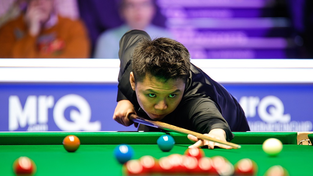 Zhou Yuelong during the second round of the Snooker UK Championship at York Barbican in York, England, November 30, 2023. /CFP