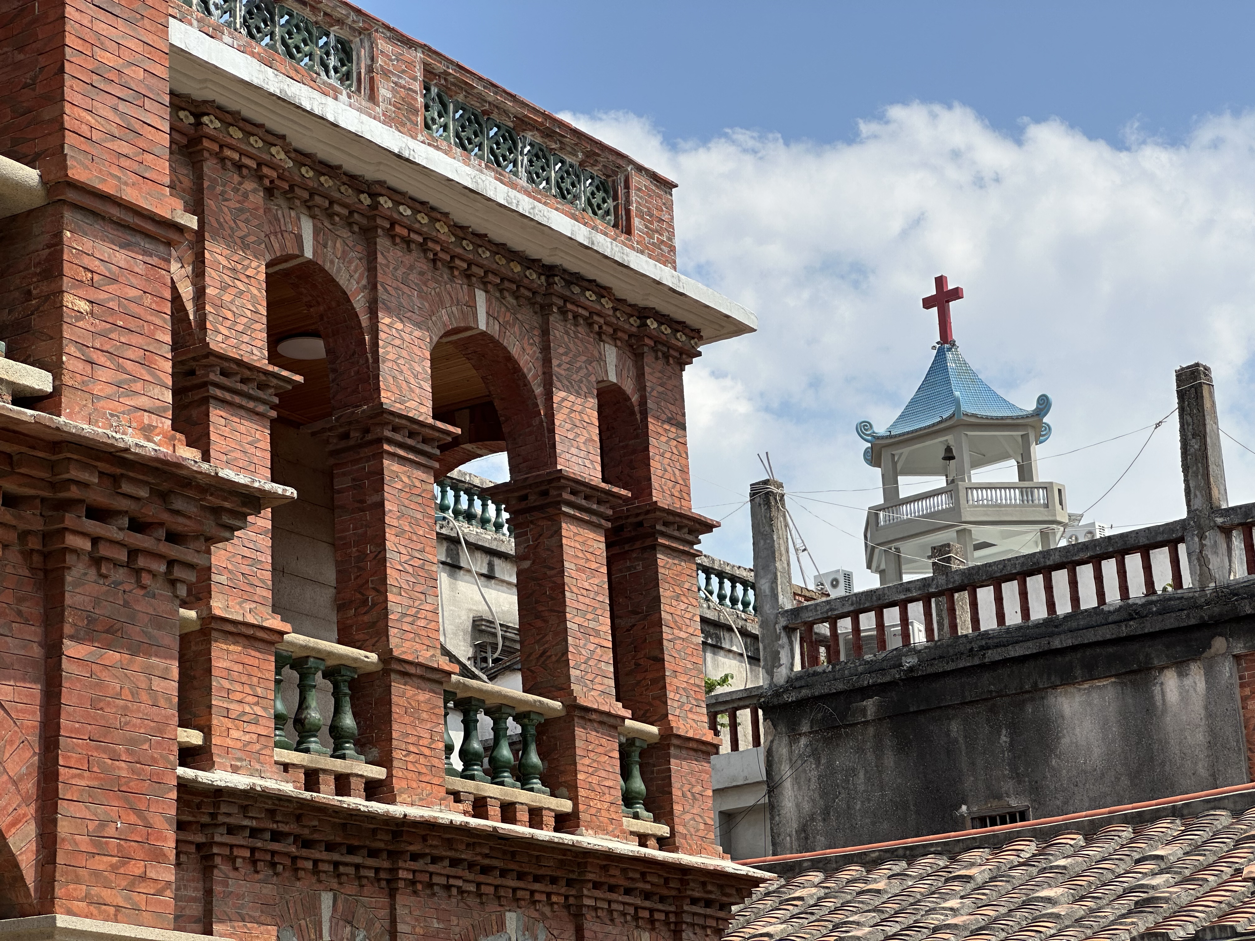 A photo shows a traditional red brick building and the roof of a church in Quanzhou, Fujian Province. /CGTN