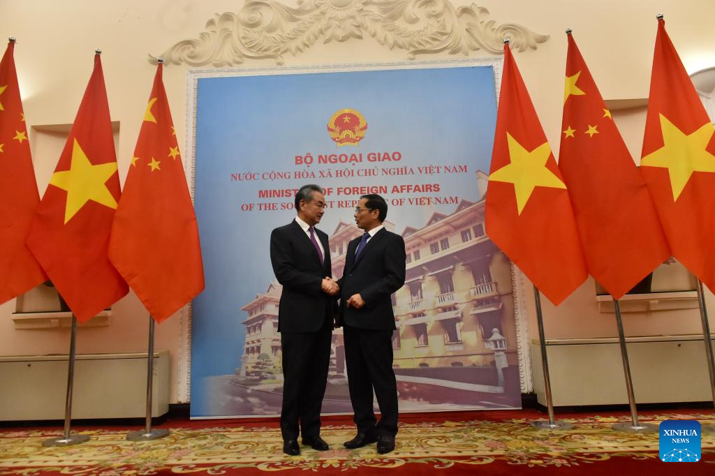 Chinese Foreign Minister Wang Yi (L), also a member of the Political Bureau of the Communist Party of China Central Committee, shakes hands with Vietnamese Foreign Minister Bui Thanh Son during their meeting in Hanoi, Vietnam, December 1, 2023. /Xinhua