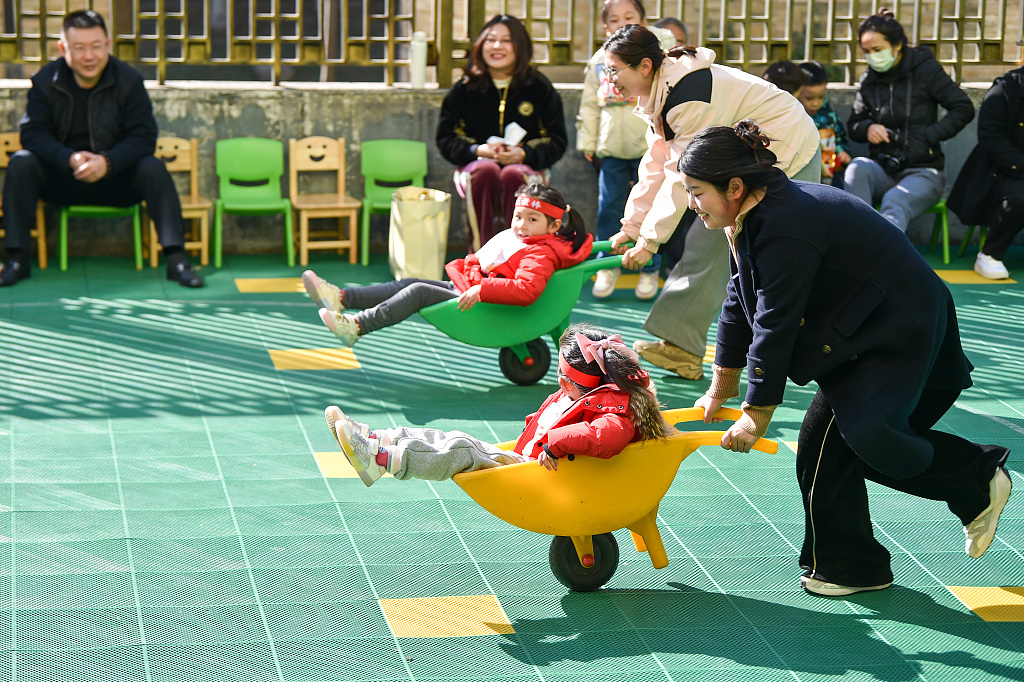 A photo taken on December 1, 2023, shows pupils participating in the games with adults held by a kindergarten in Nanjing, Jiangsu Province. /CFP