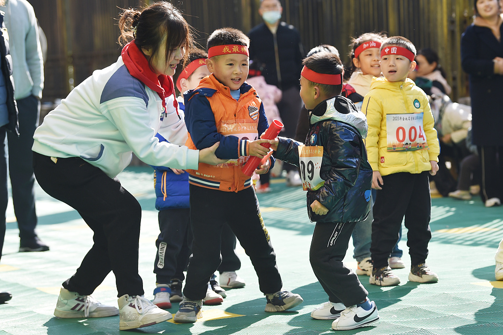 A photo taken on December 1, 2023, shows pupils participating in the games with adults held by a kindergarten in Nanjing, Jiangsu Province. /CFP