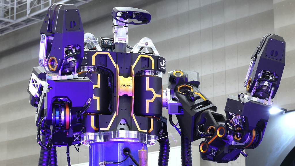 Japan's robot maker Man-Machine Synergy Effectors demonstrates a master-slave high place working robot 