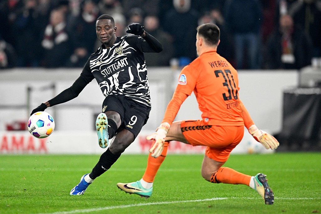 Serhou Guirassy (L) of Stuttgart in action during the Bundesliga match against Werder Bremen at the MHPArena stadium in Stuttgart, Germany, December 2, 2023. /CFP