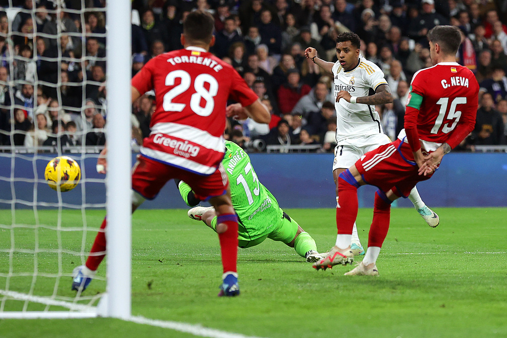 Rodrygo (in white jersey) of Real Madrid scores the team's second goal against Granada during their La Liga match at Estadio Santiago Bernabeu in Madrid, Spain, December 2, 2023. /CFP