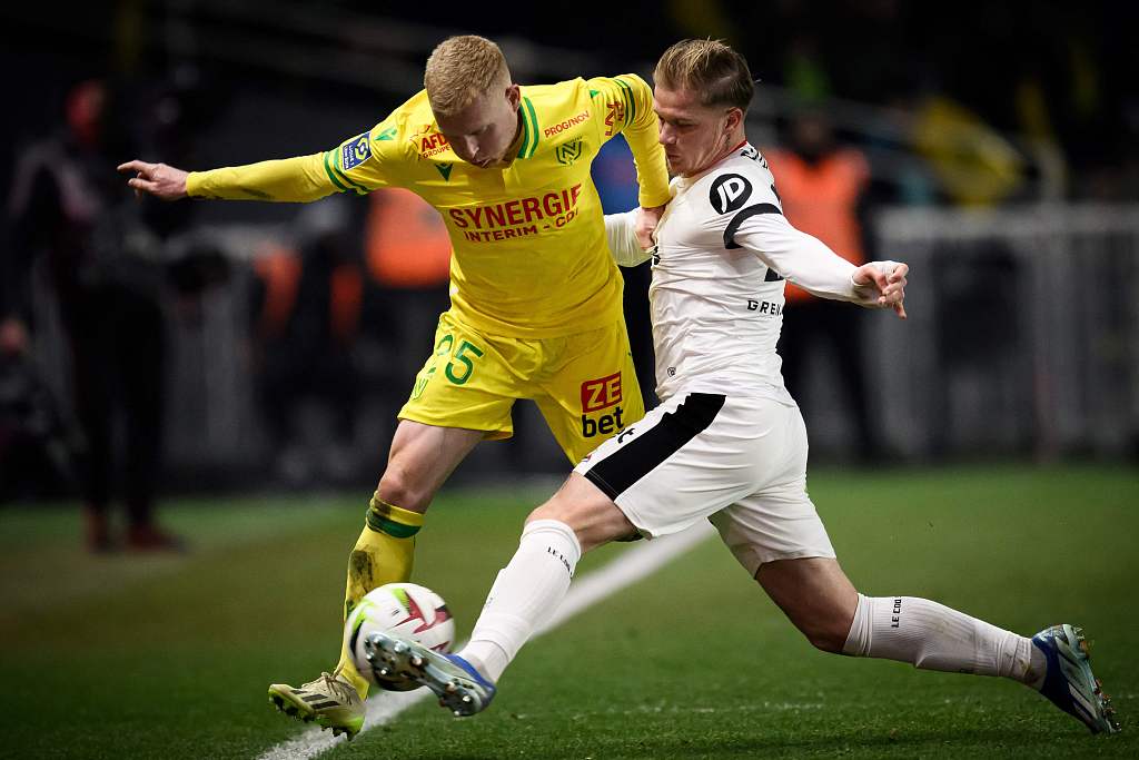 Florent Mollet (L) of Nantes and Melvin Bard of Nice fight for the ball during their Ligue 1 match at La Beaujoire stadium in Nantes, France, December 2, 2023. /CFP 